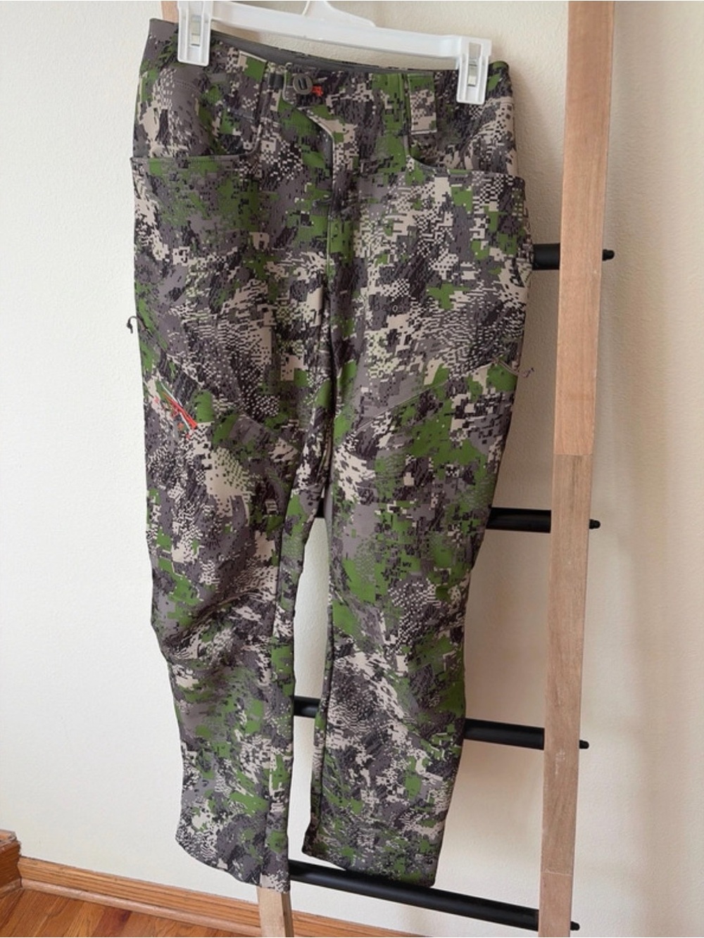 Sitka Women’s Optifade Camo Hunting Pants – Size 27R